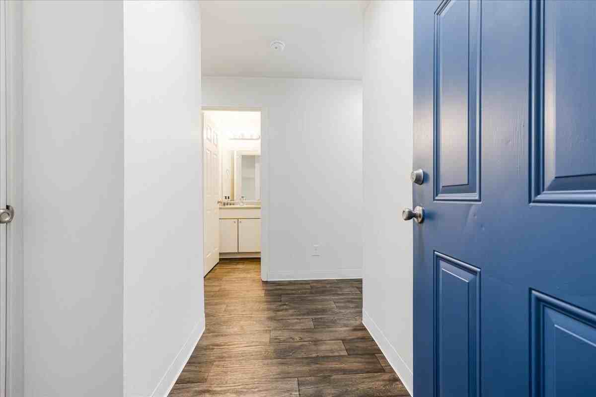 Foster Plaza Apartments - Photo 3 of 26