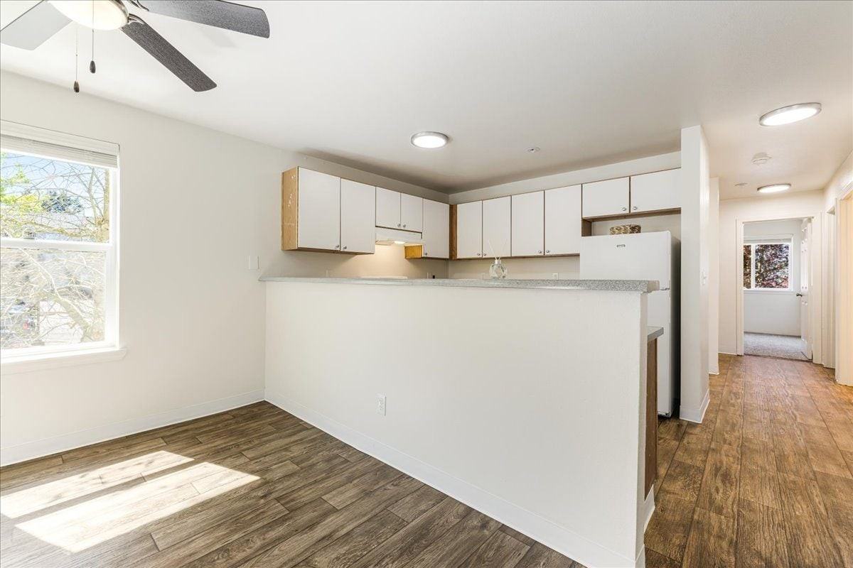 Foster Plaza Apartments - Photo 4 of 26