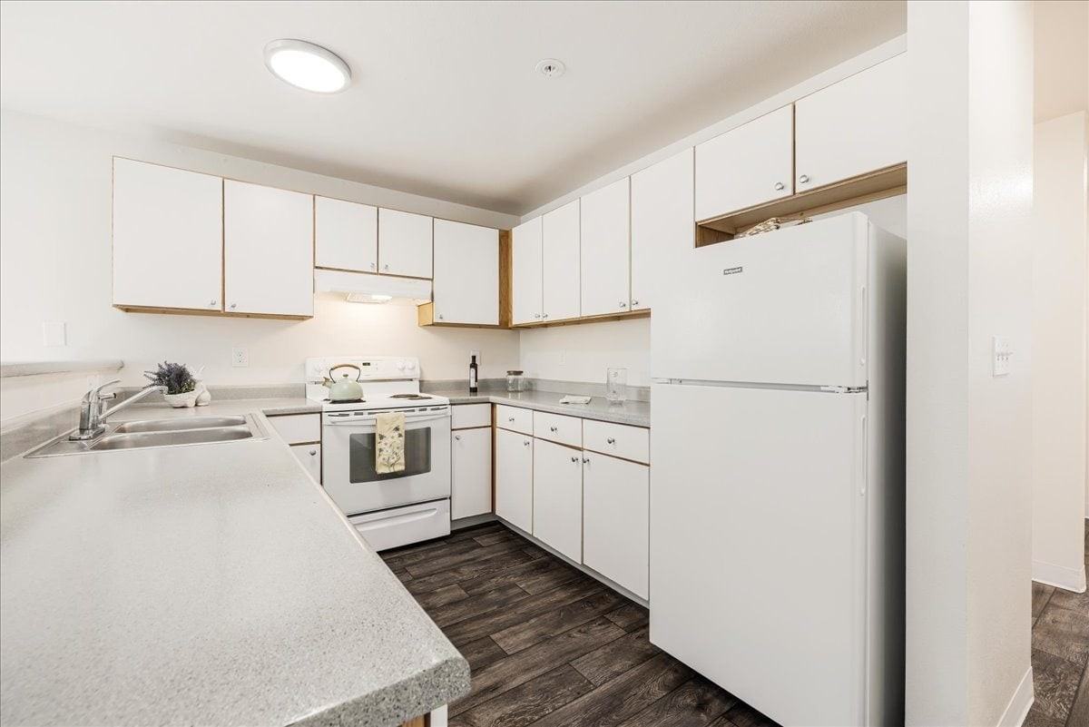 Foster Plaza Apartments - Photo 5 of 26