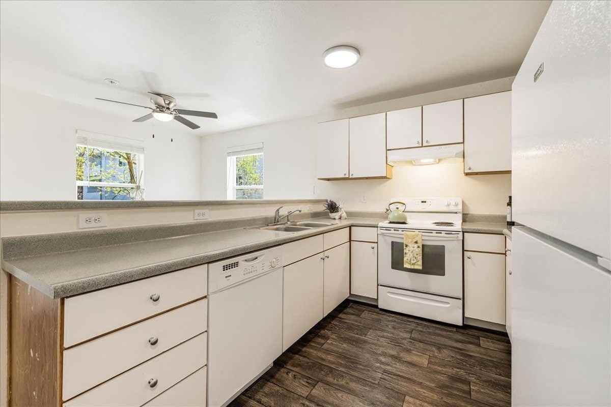 Foster Plaza Apartments - Photo 6 of 26