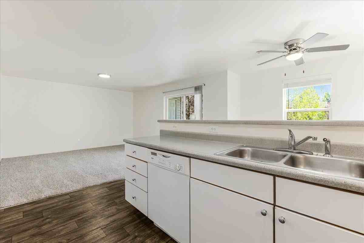 Foster Plaza Apartments - Photo 7 of 26