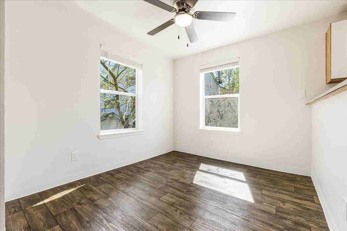 Foster Plaza Apartments - Photo 7 of 25