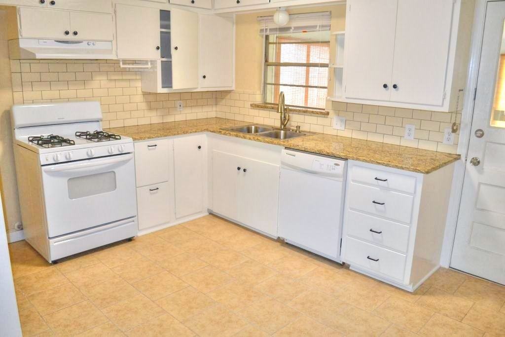 11015 Visalia Dr - Photo 2 of 12