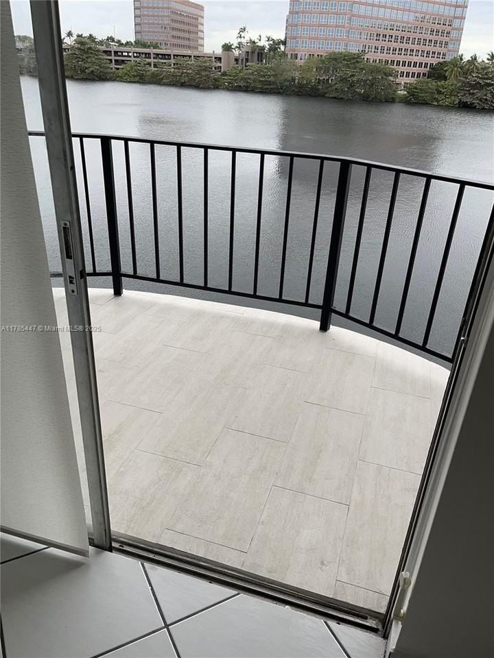 5201 Nw 7th St - Photo 5 of 20