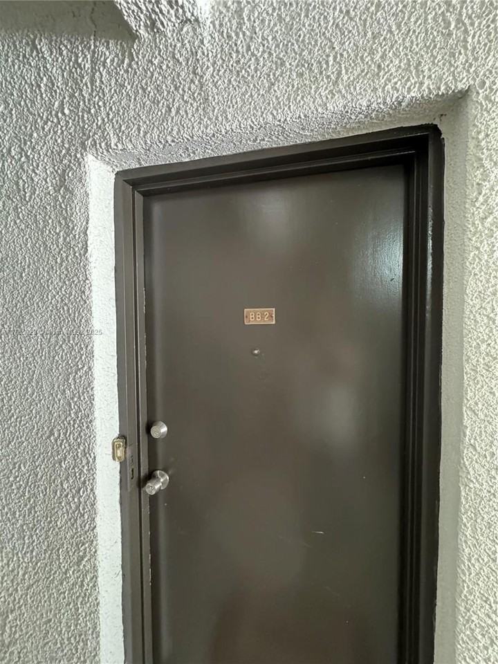 10353 Southwest 88th Street - Photo 3 of 20