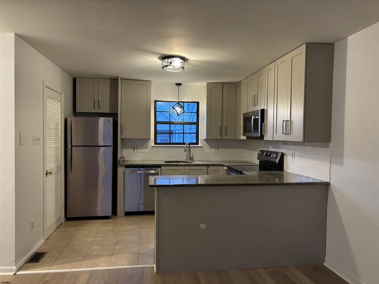 403 London Court - Photo 5 of 18