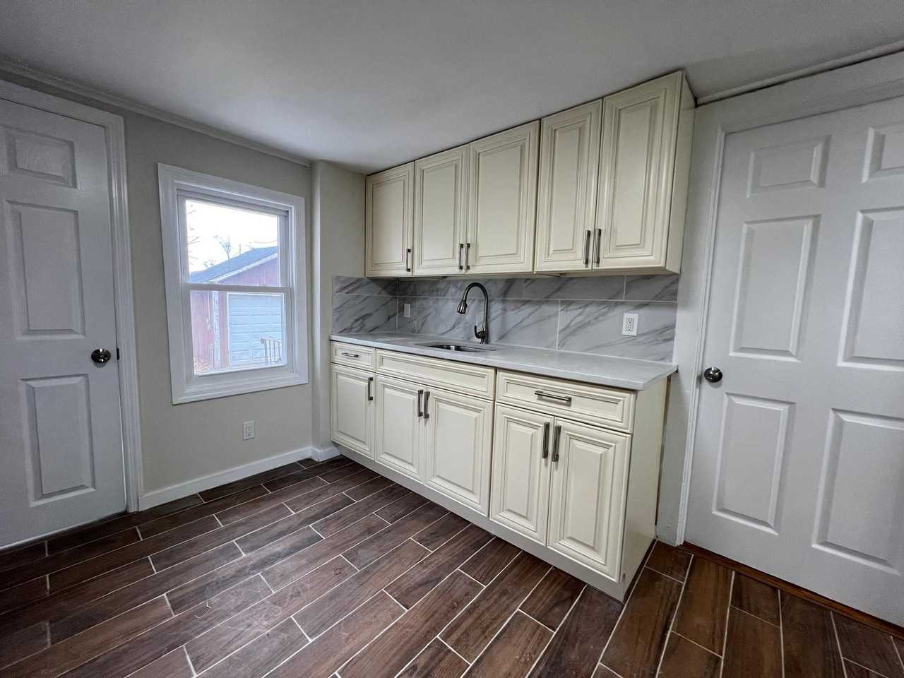 1052 Cornwell Ave - Photo 3 of 9