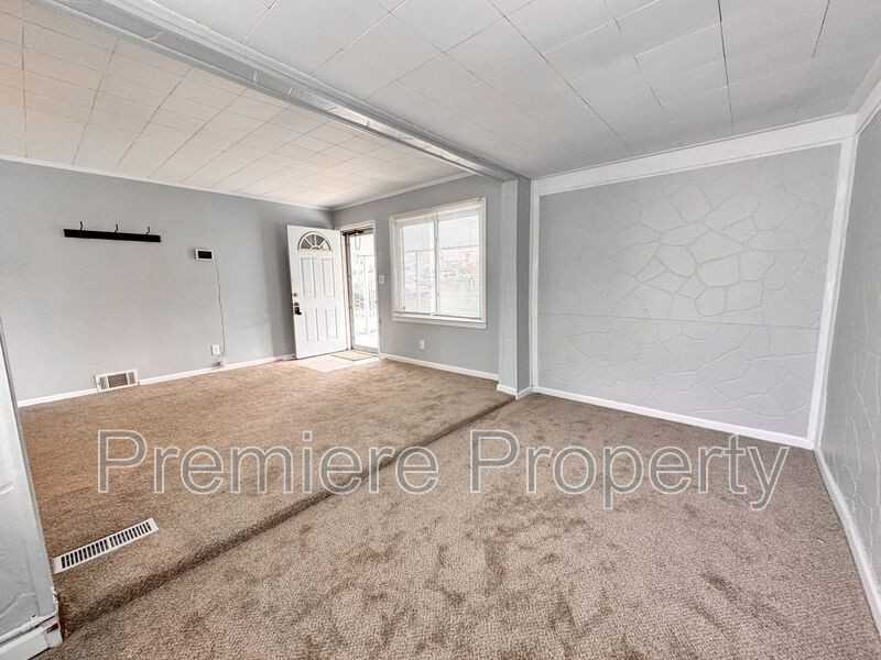 2310 S Hall Rd - Photo 3 of 13