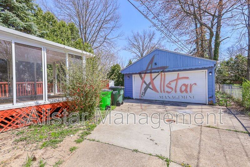 983 Clinton Ave - Photo 4 of 40