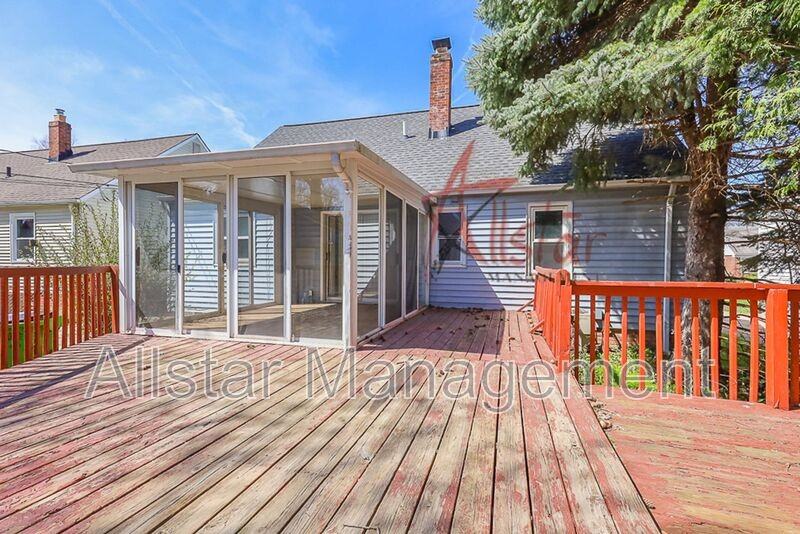 983 Clinton Ave - Photo 5 of 40