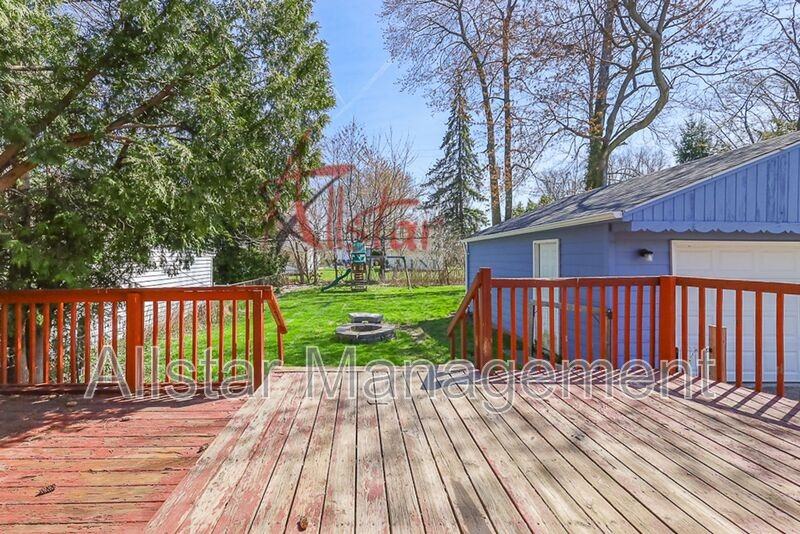 983 Clinton Ave - Photo 6 of 40