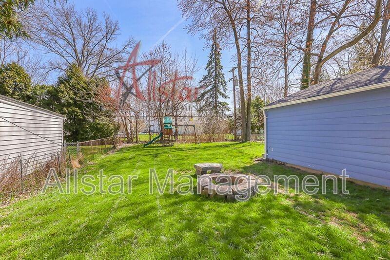 983 Clinton Ave - Photo 7 of 40