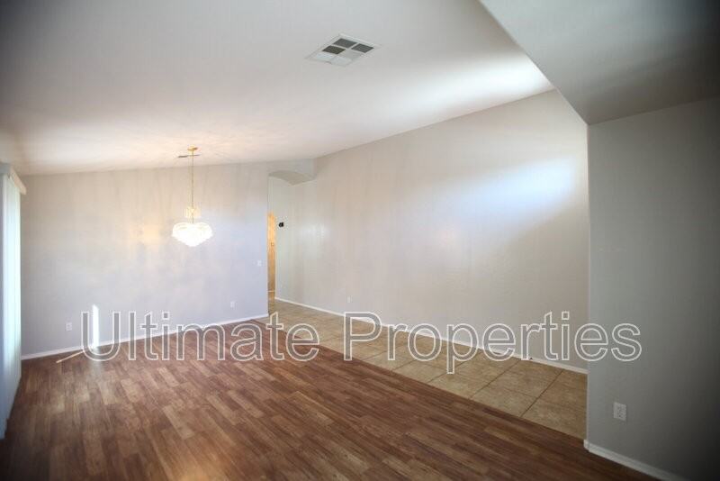 13390 W Watson Ln - Photo 4 of 25