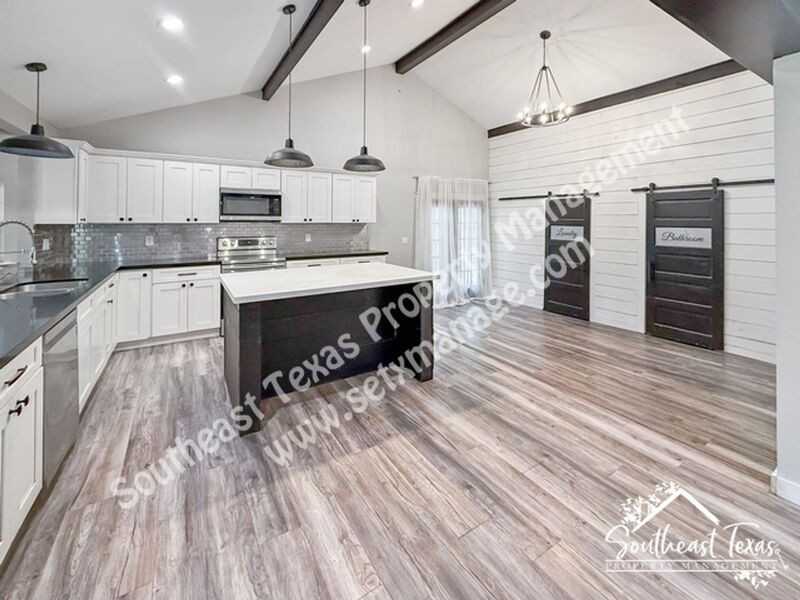 990 Springdale St - Photo 3 of 17