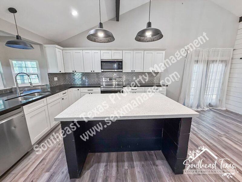 990 Springdale St - Photo 5 of 17
