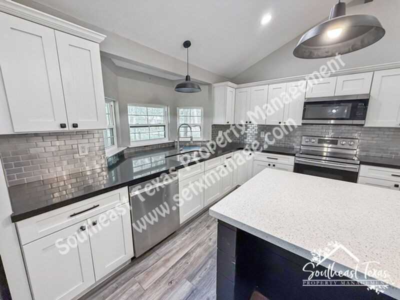 990 Springdale St - Photo 6 of 17