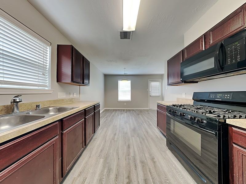 16326 Royal Fort Ln - Photo 7 of 20