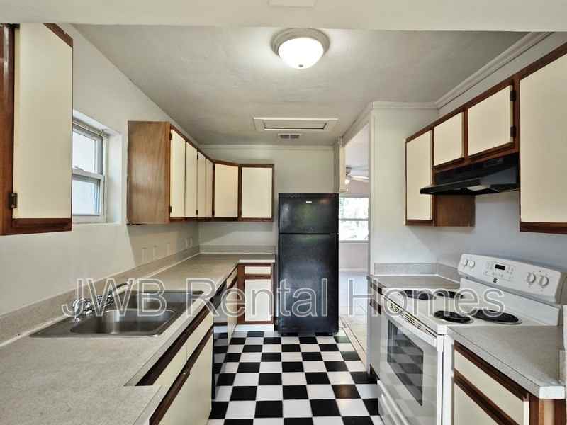 1931 River Bluff Rd N - Photo 3 of 10