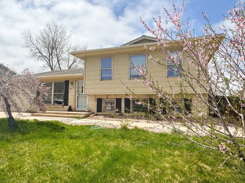 3673 S Lee Ct - Photo 2 of 20