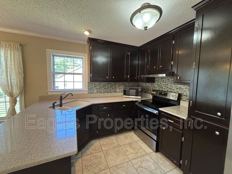 216 Waters Cir - Photo 4 of 17
