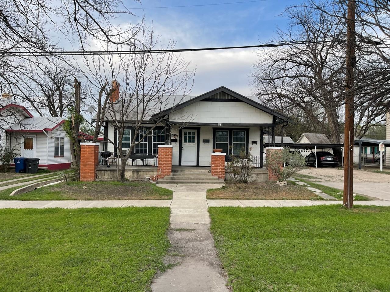 1615 North Interstate 35 - Photo 2 of 12