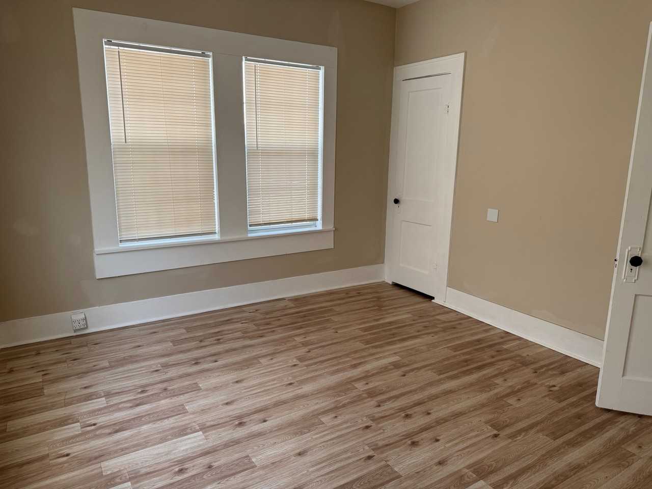 1615 North Interstate 35 - Photo 5 of 12