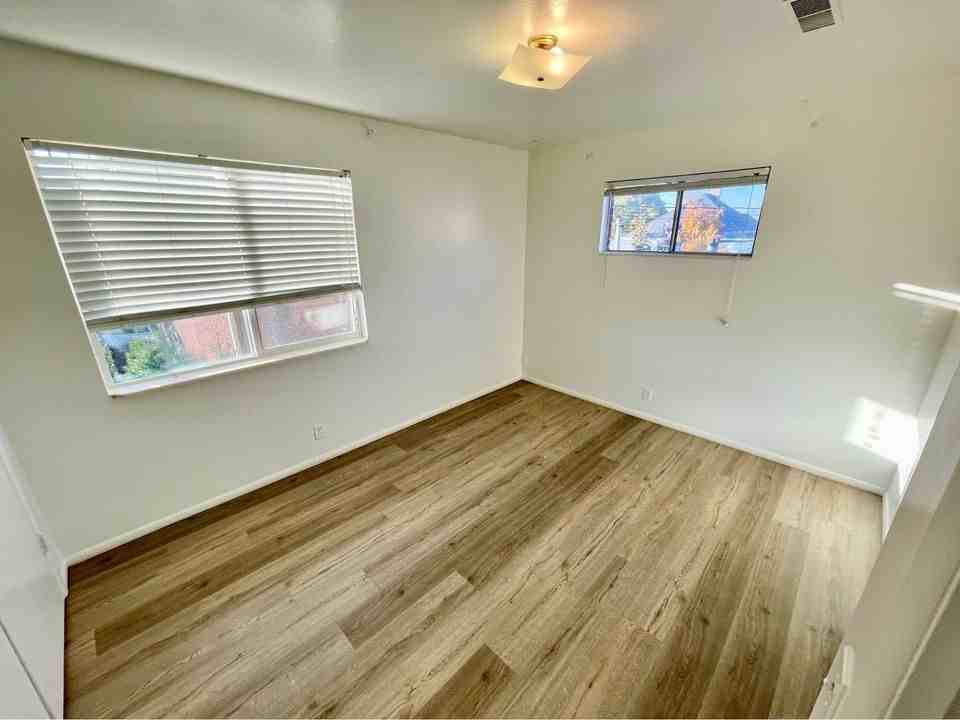 Horseshoe Apartments - Photo 2 of 22