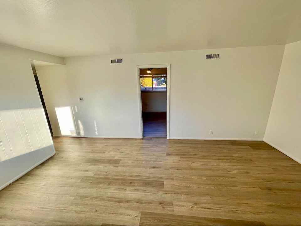 Horseshoe Apartments - Photo 4 of 22