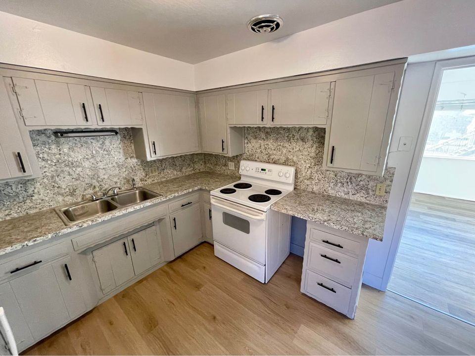 Horseshoe Apartments - Photo 7 of 22