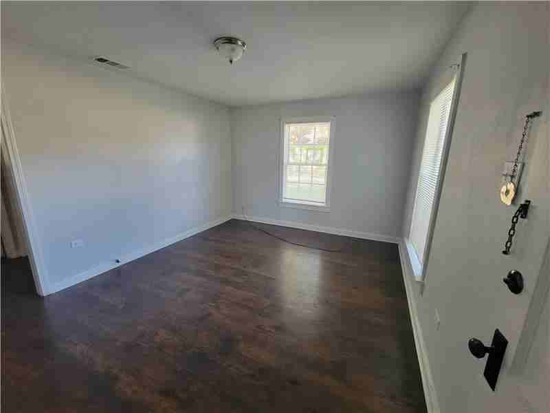 918 Preston St - Photo 2 of 17