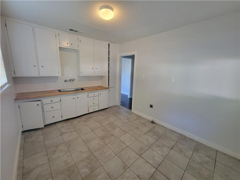 918 Preston St - Photo 4 of 17