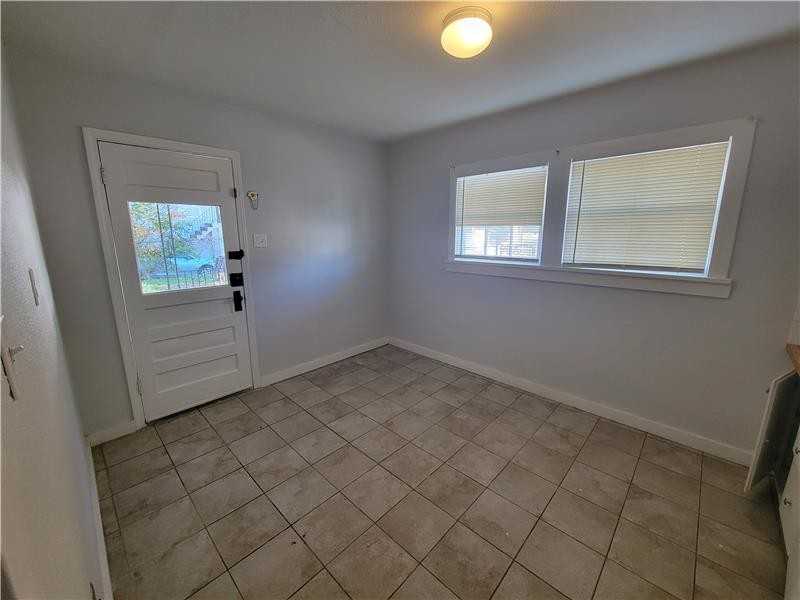 918 Preston St - Photo 5 of 17