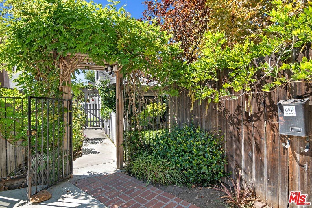 492 E Calaveras St - Photo 2 of 37