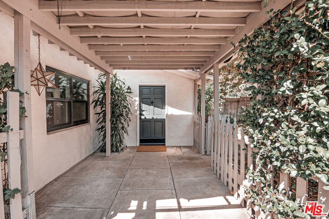 492 E Calaveras St - Photo 3 of 37