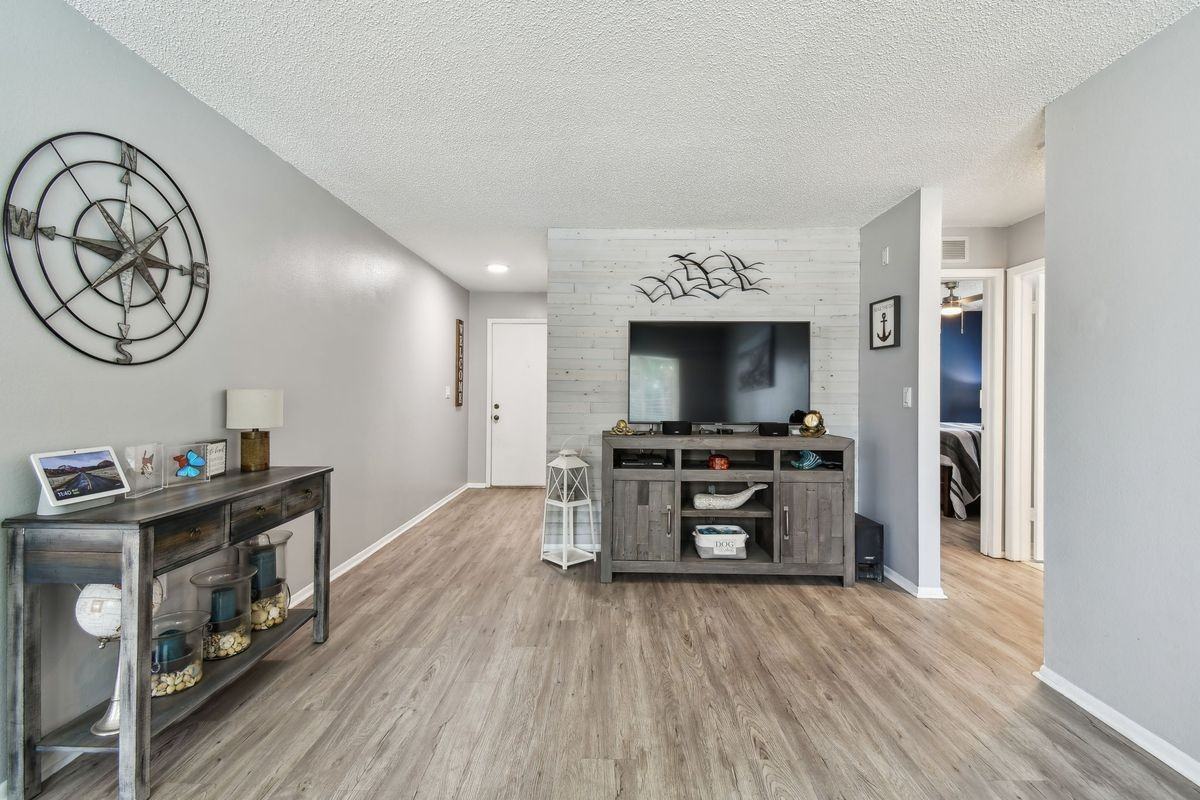 1930 Groveland Rd - Photo 3 of 16