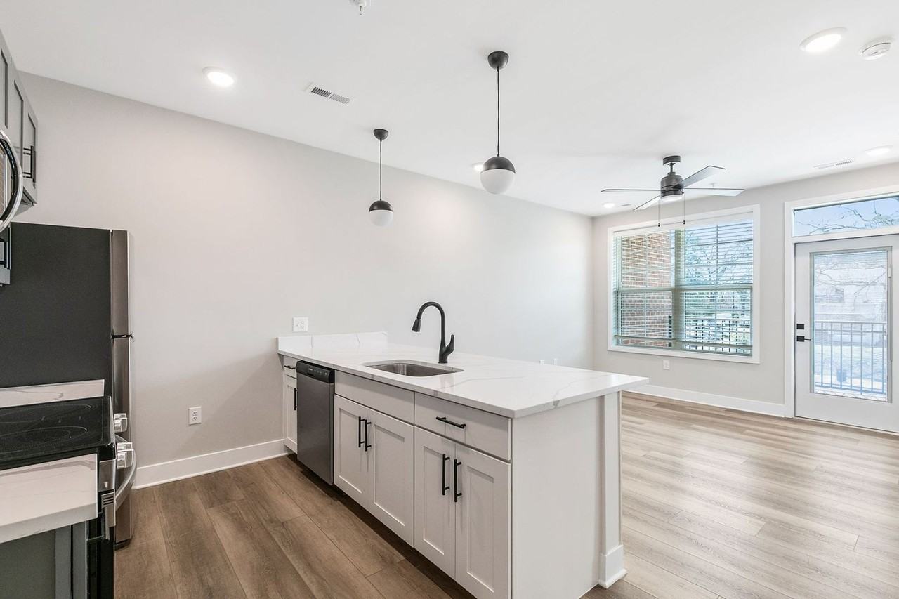 Evelyn - Photo 3 of 50