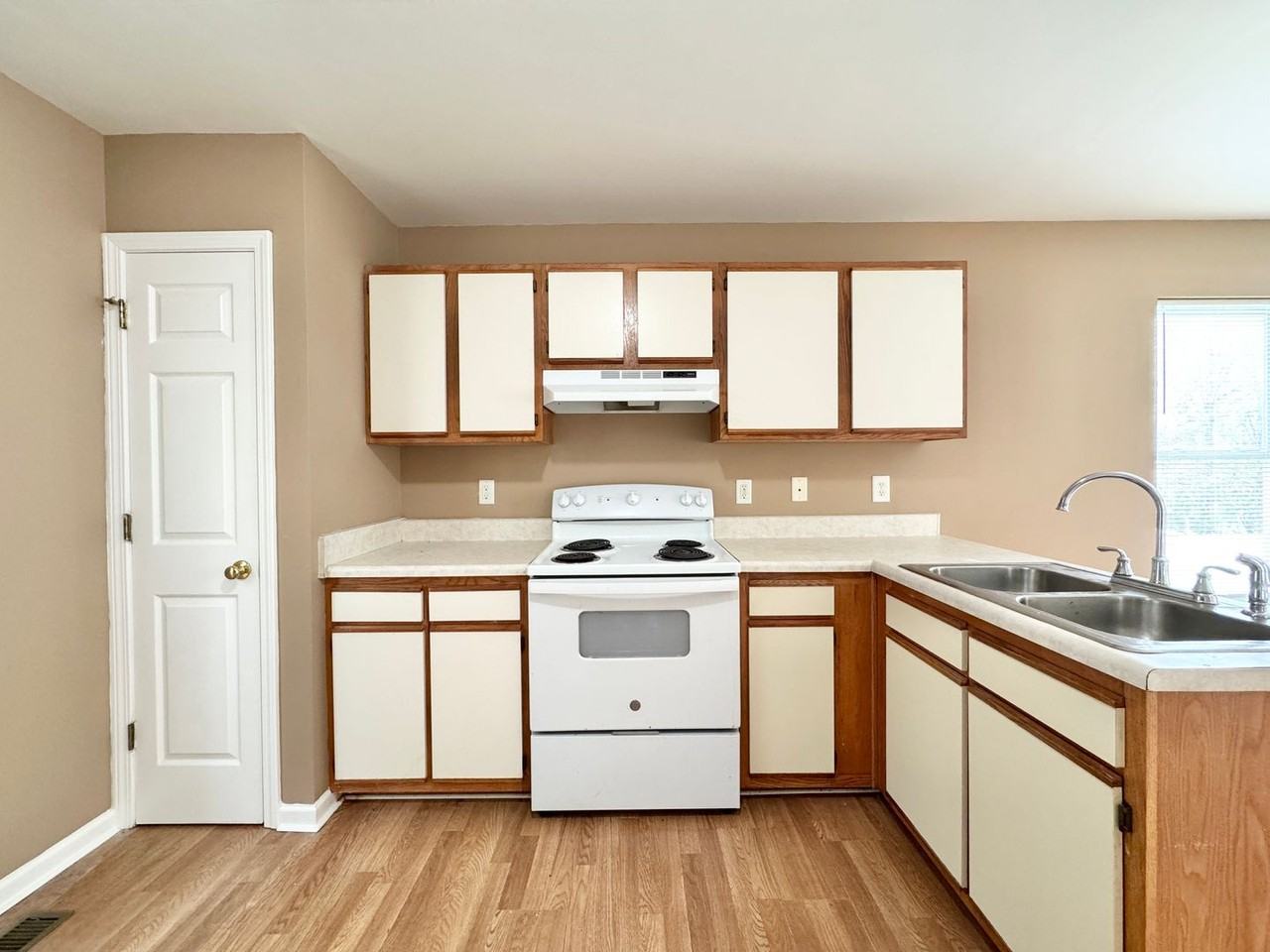 3905 Schisler Dr - Photo 3 of 10