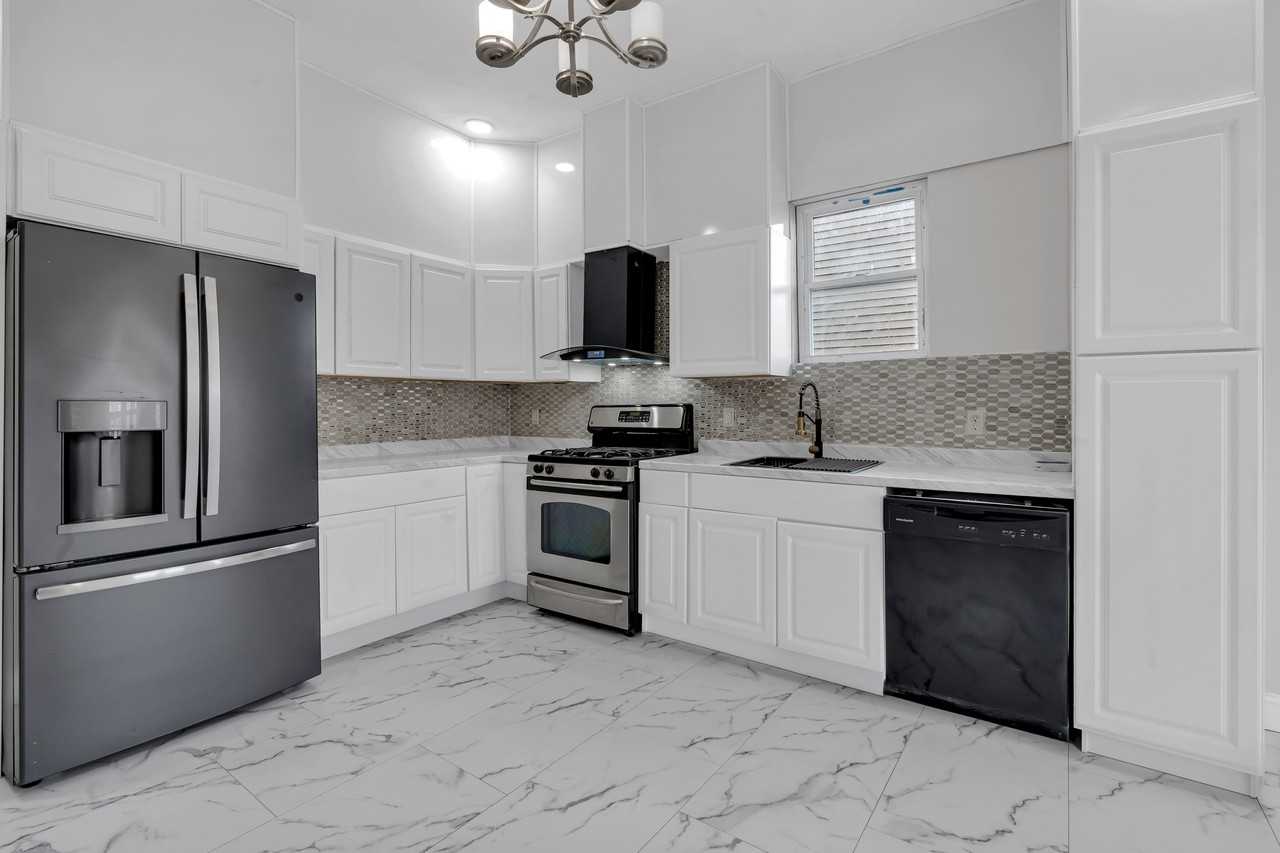 334 Admiral St #1 - Photo 3 of 21