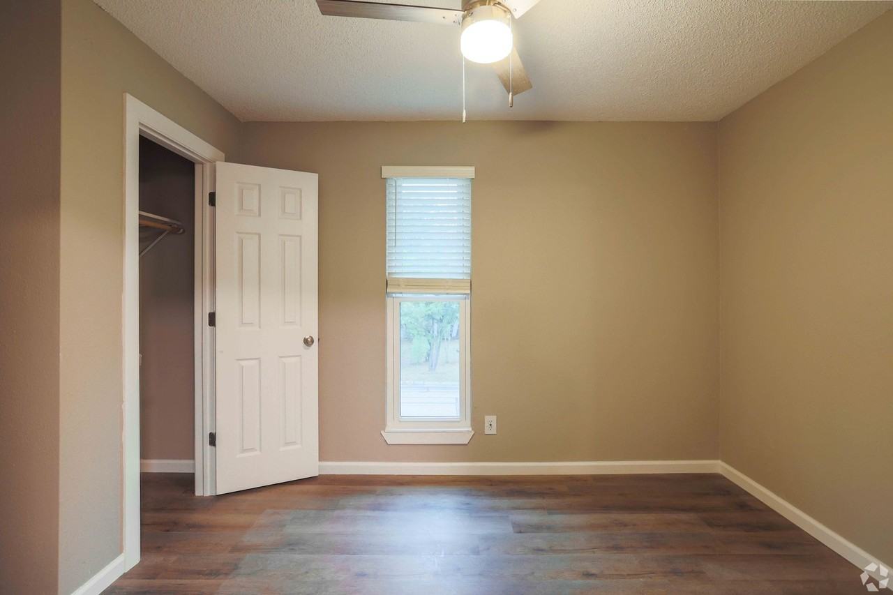 Lux Off Riverwalk - Photo 3 of 35