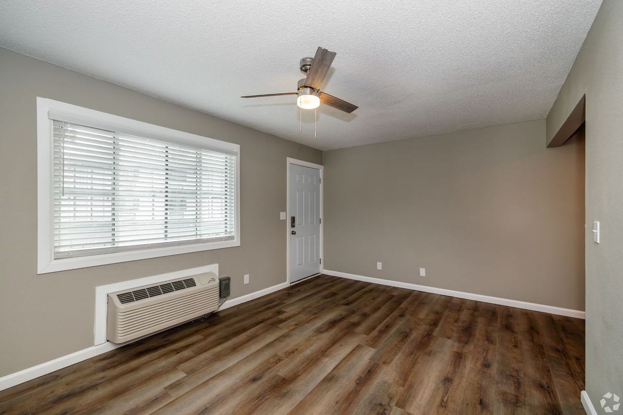 Lux Off Riverwalk - Photo 4 of 35