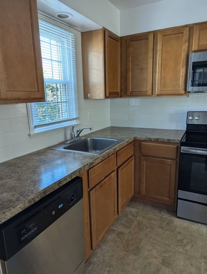 501 Maple Ave - Photo 2 of 9