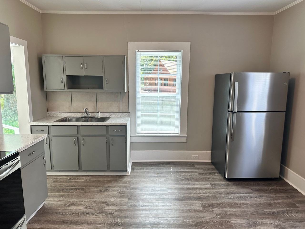 335 Patterson Ave - Photo 5 of 10