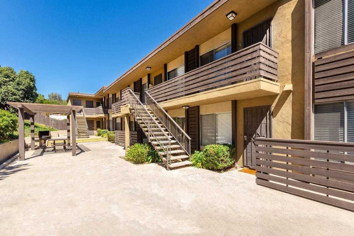 8520 Chloe Ave - Photo 2 of 13