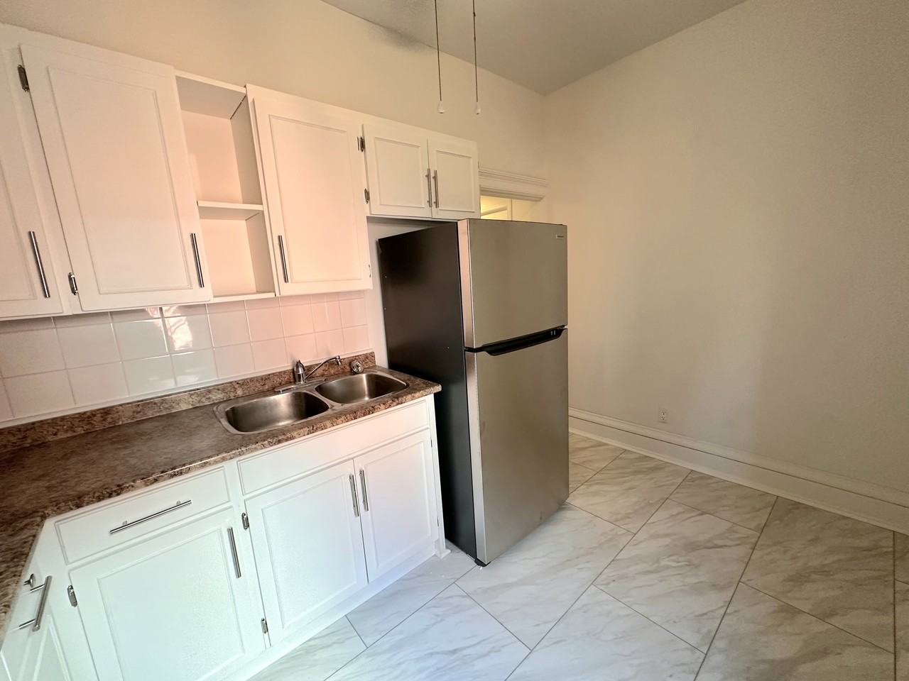 171 Bay Street South #2 - Photo 5 of 31