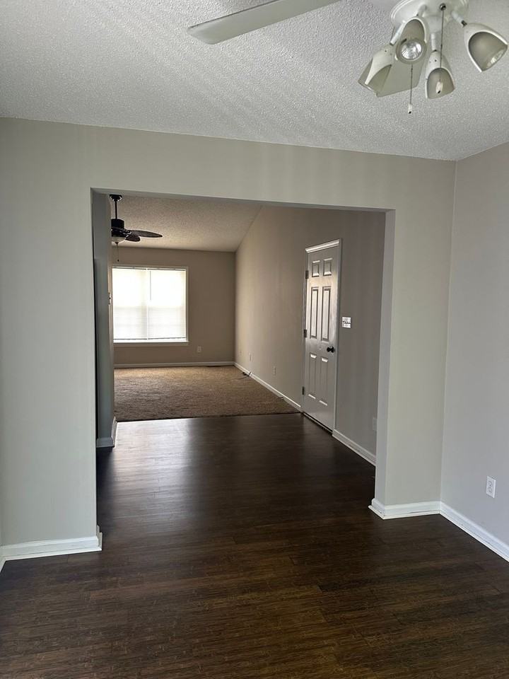 1504 Manora Ct - Photo 2 of 11