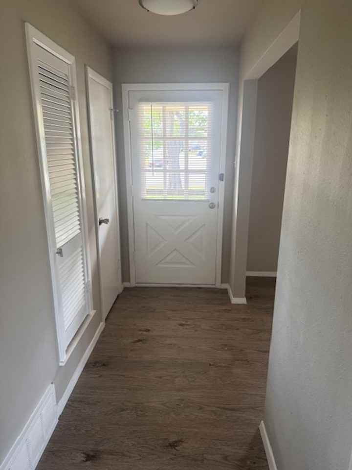 713 S Hampshire St - Photo 3 of 25