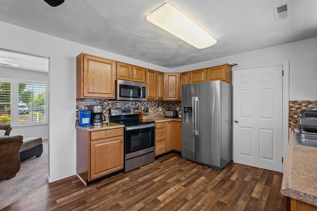 108 Effie Ave - Photo 3 of 25