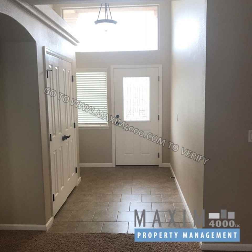 647 Zoe Ln - Photo 2 of 11