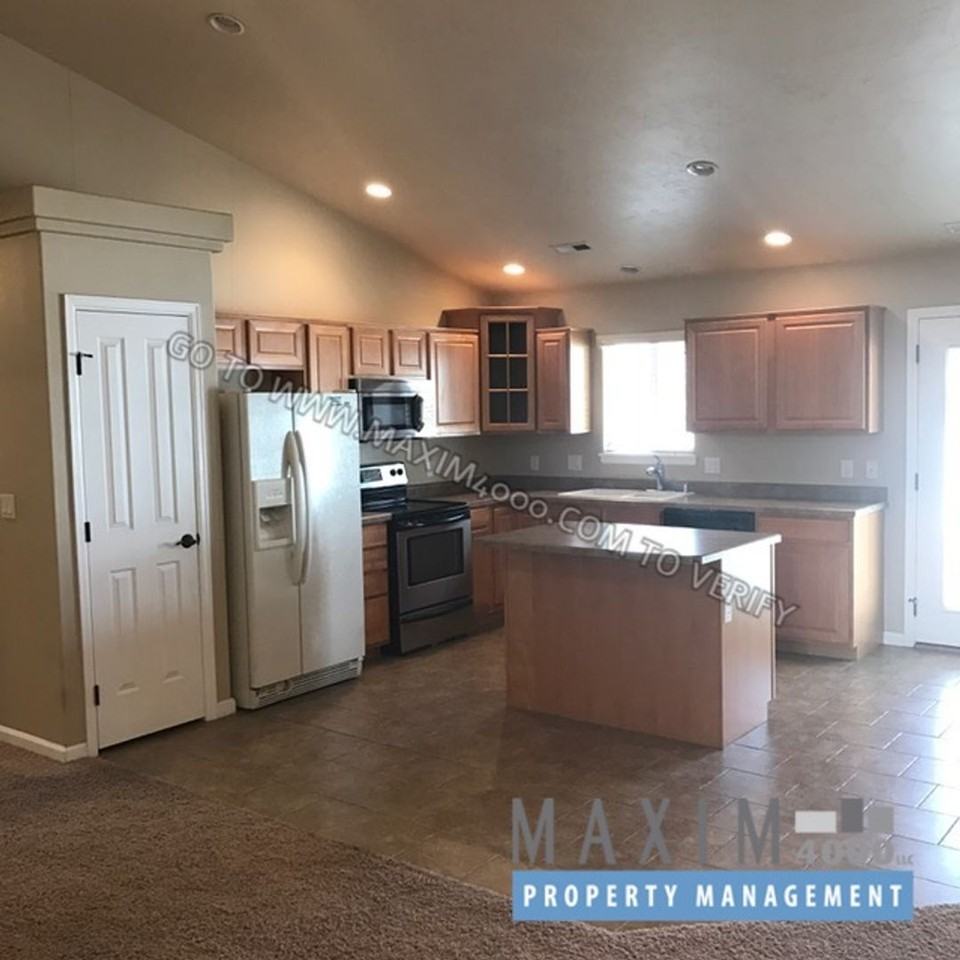 647 Zoe Ln - Photo 4 of 11