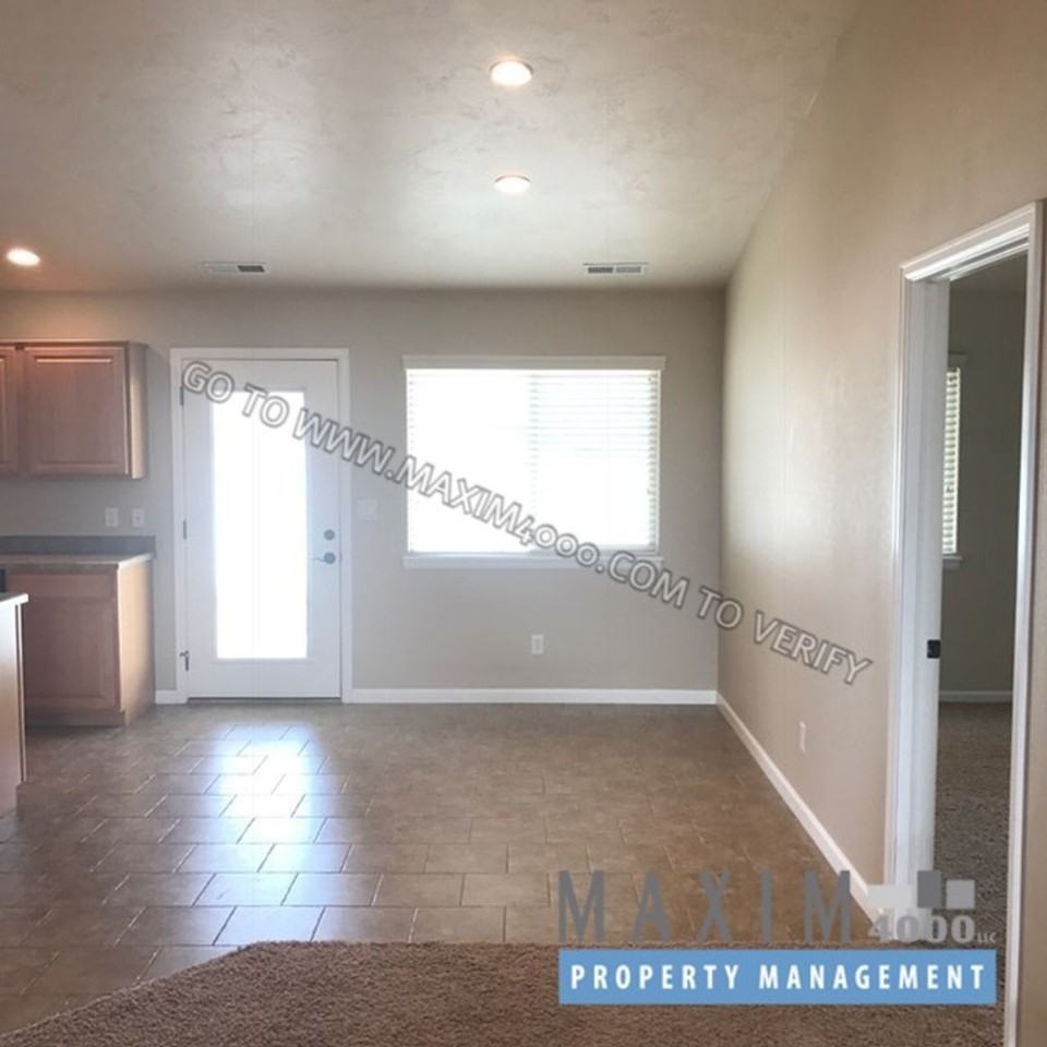 647 Zoe Ln - Photo 5 of 11